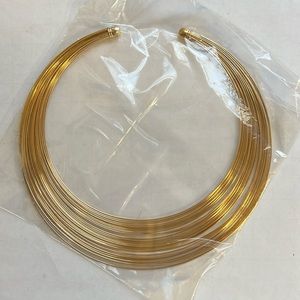 Gold tone necklace - NWOT - (JLB30A)